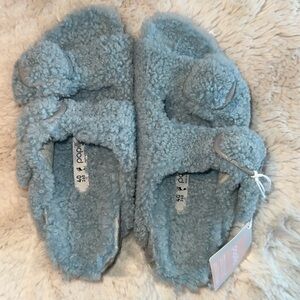 Birkenstock / Papillio Brand New with tags
Faux sherling Arizona sandal